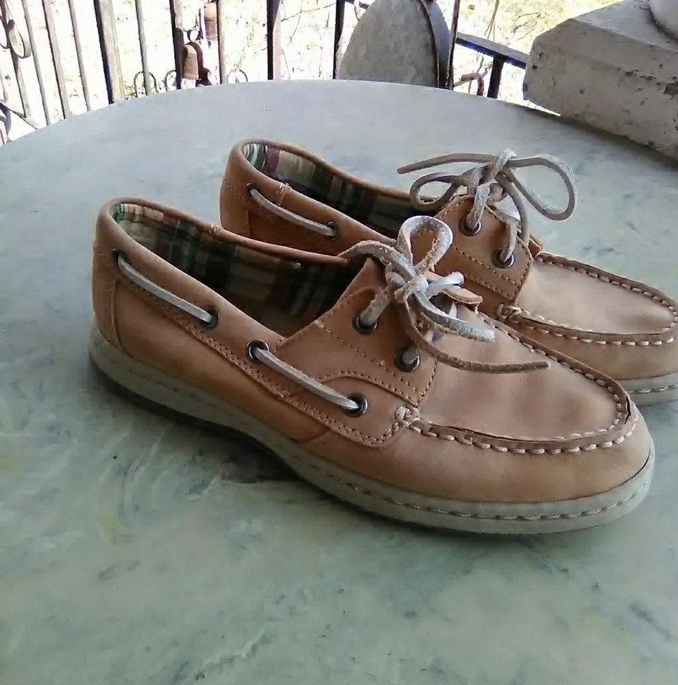 Bass brown leather boat shoes